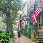 Walk Score 90!!-Historic Downtown District-2 Blocks To Famous Forsyth Park- Huge Private Patio-Private Parking
